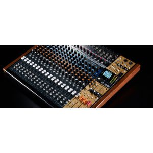 Tascam Model 24 - mikser analogowy