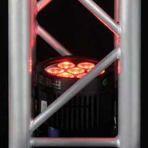 Cameo FLAT PRO 7 - Lampa PAR 7 x 10 W FLAT LED RGBWA w czarnej obudowie  