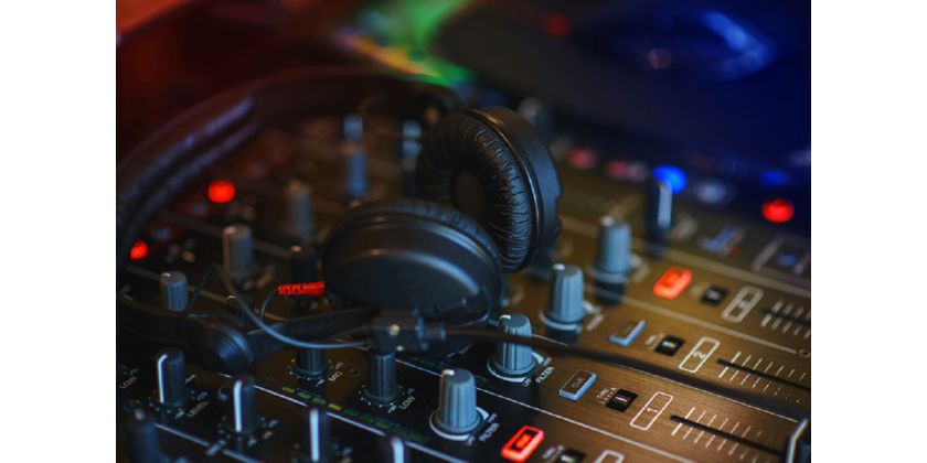 Co składa się na podstawowe wyposażenie DJ-a?