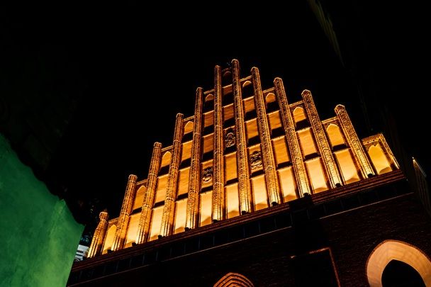 Jak zaplanować oświetlenie budynku i podkreślić architekturę elewacji?