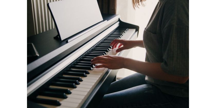 Pianino dla początkującego: jak wybrać odpowiedni instrument i rozpocząć naukę