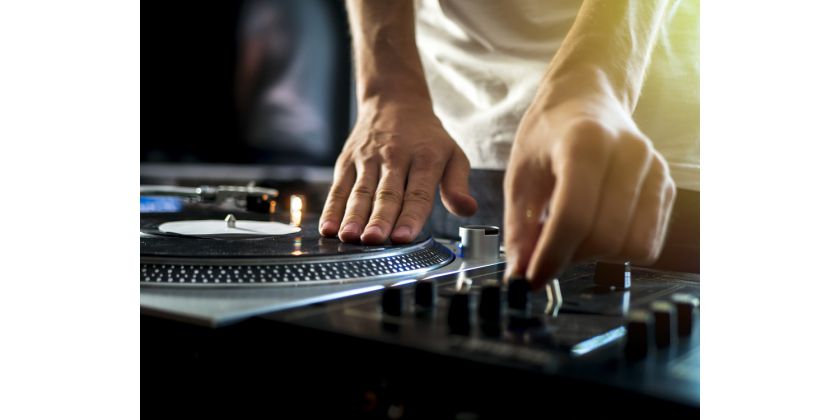 Jak urządzić efektowne stanowisko DJ-skie?