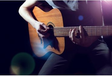 Jaka jest różnica pomiędzy gitarą akustyczną a klasyczną? 